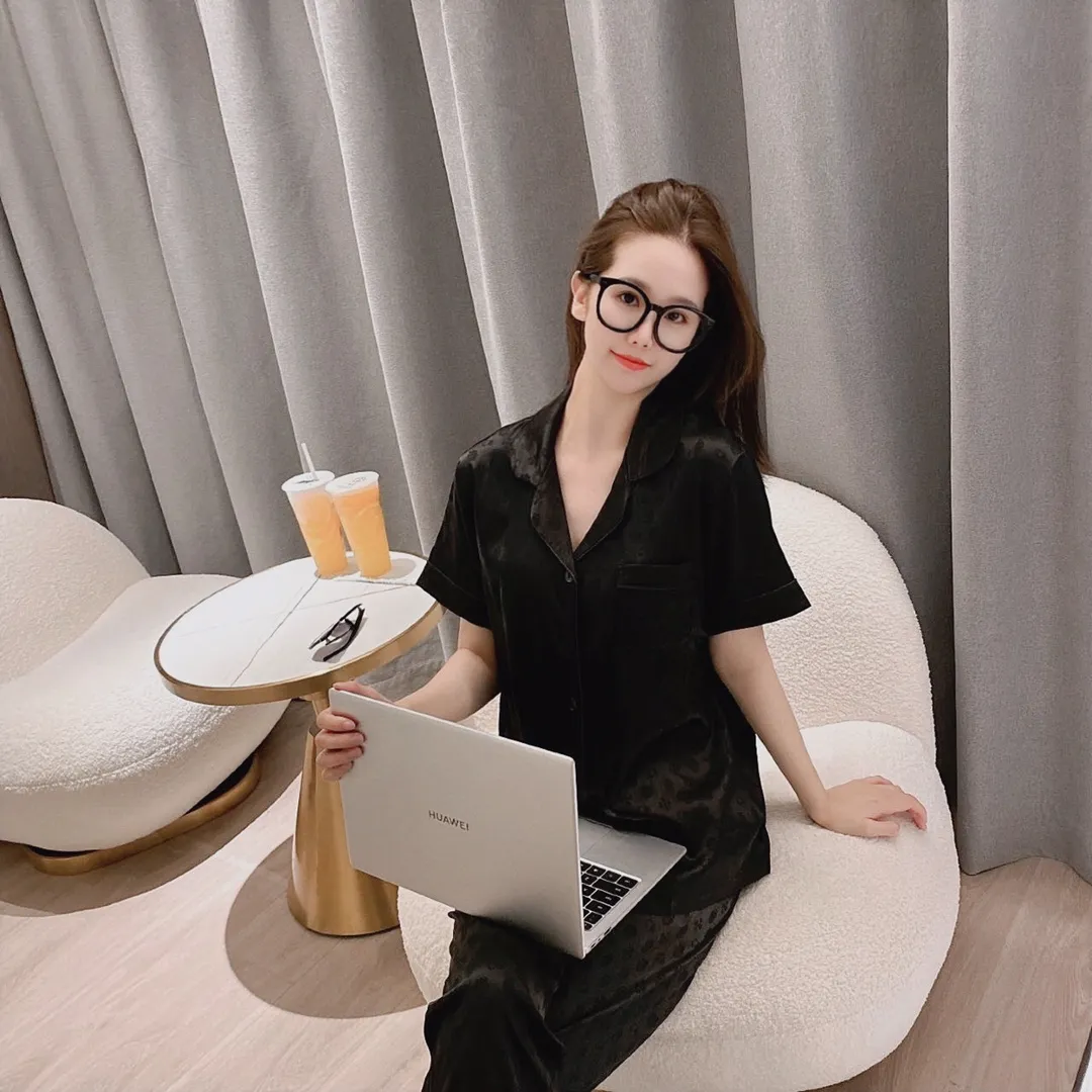 🅿️360 Croxin Home Clothes High-end Korean silk fabric is skin-friendly, soft and comfortable. Same style for men and women. Women’s sizes: XS~M, men’s sizes: M, L